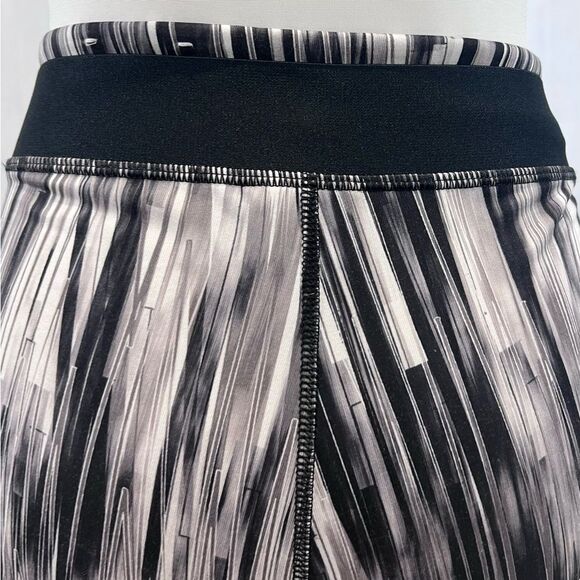 Puma All Eyes on Me black and white abstract print active leggings size medium - Picture 5 of 7